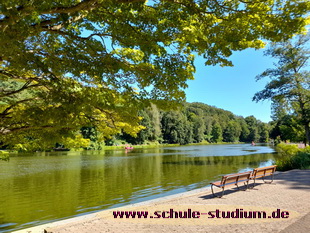 Weiher Saarbrücken im Deutsch-Französischen Garten. Seen im Saarland