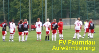 Mädchen Fußballmannschaft KSC beim Aufwärmtraining